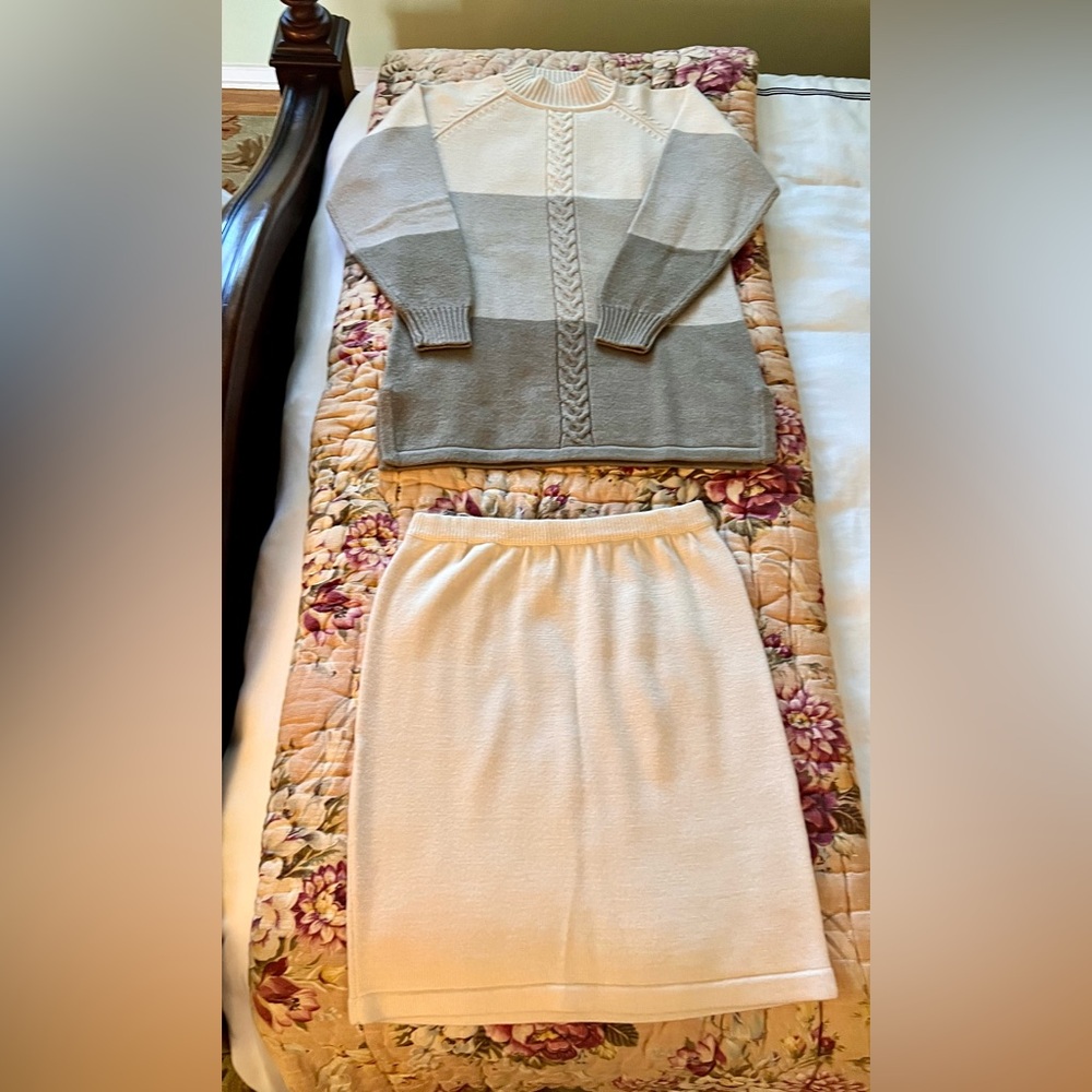 Liz Claiborne Women's Ivory & Taupe Acrylic/Wool Sweater & Knit Skirt Set-Sz S/M